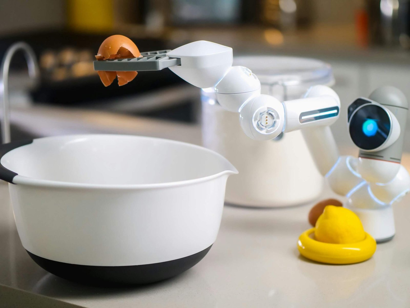 Picture showing a mini robot automatically making eggs and breakfast.